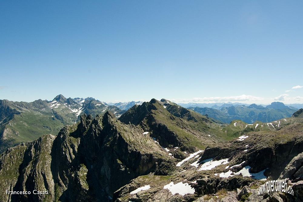 009 Panorama verso est coi Corni di Sardegnana in primo piano.jpg